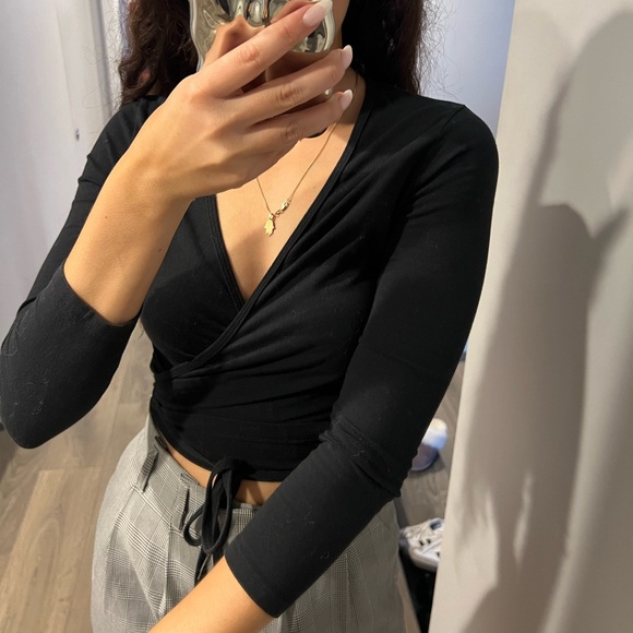 Wrap v-neck top - Picture 3 of 4